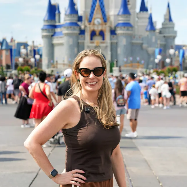 Vivi Aguirre em frente ao Castelo da Cinderela, no Magic Kingdom