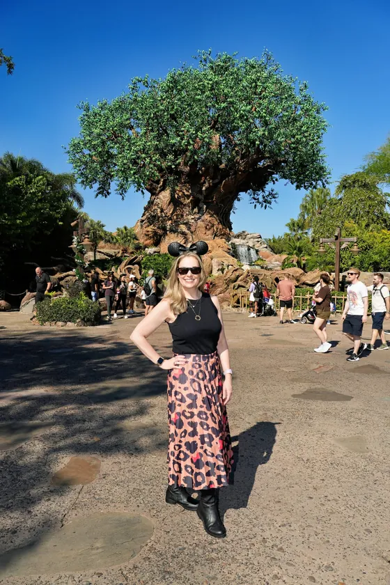 Vivi Aguirre no Animal Kingdom, em frente à Árvore da Vida